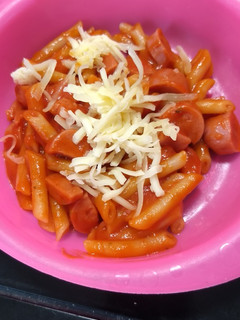 Una foto de Pasta con salchichas (espagueti)
