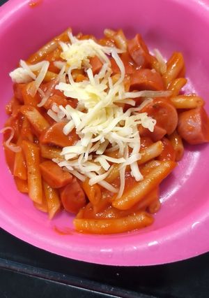 Una foto de Pasta con salchichas (espagueti)