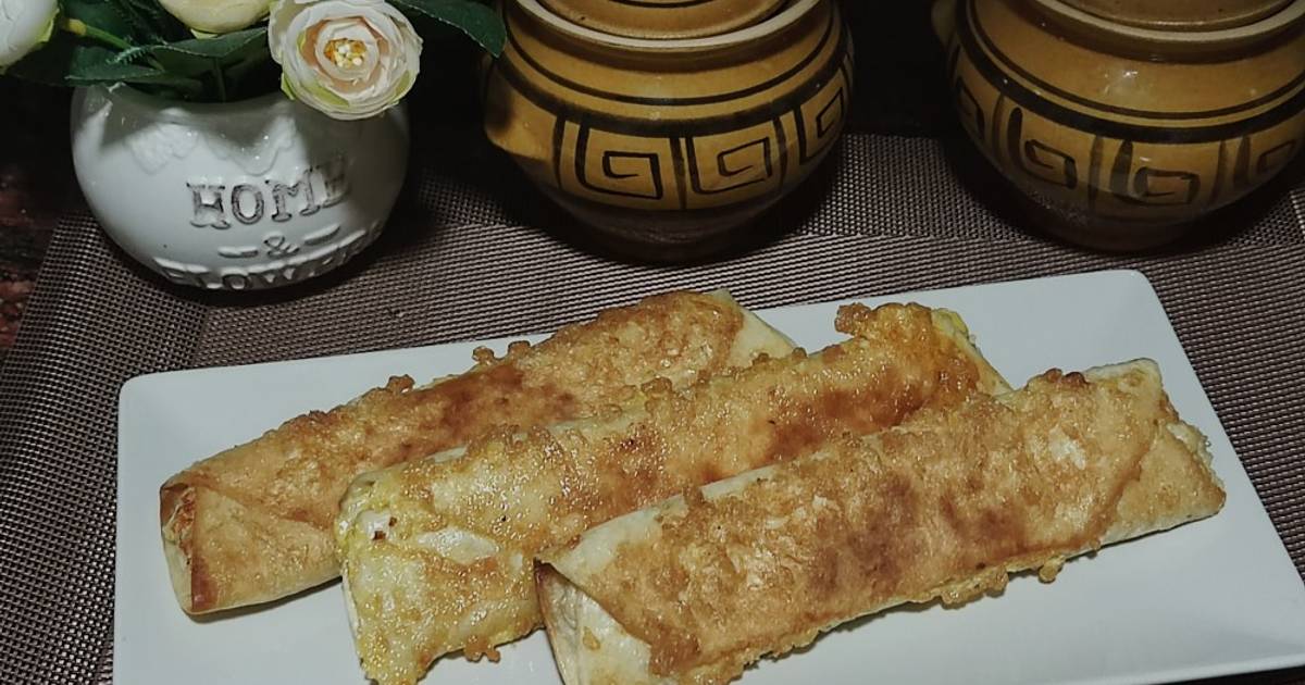 Закусочные трубочки из лаваша с сыром, яйцом и зеленью.