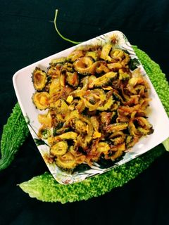 अचारी करेला भुजिया (Achari Karela bhujita recipe in Hindi) रेसिपी मुख्य फोटो