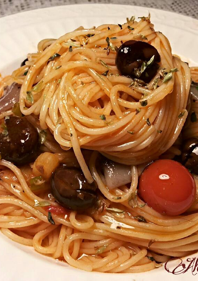 Una foto de Espaguetis finos con anchoas y olivas amargas