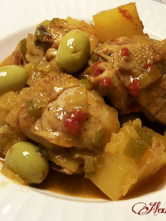Una foto de Estofado de pollo con patatas y olivas amarillas