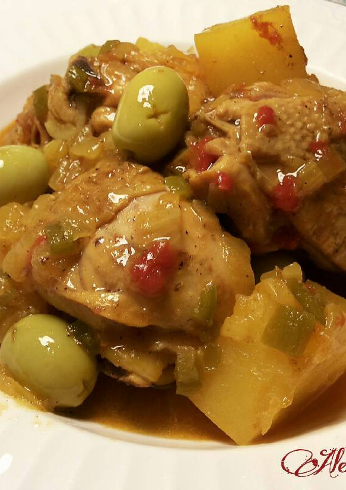 Una foto de Estofado de pollo con patatas y olivas amarillas