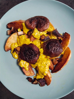 Una foto de Shiitake en salsa de cúrcuma