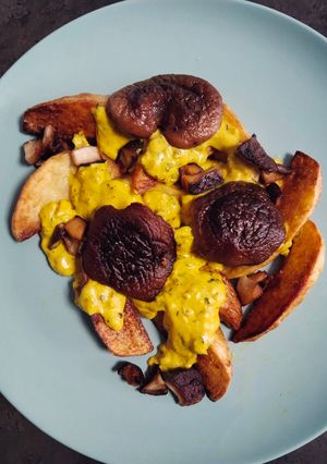Una foto de Shiitake en salsa de cúrcuma