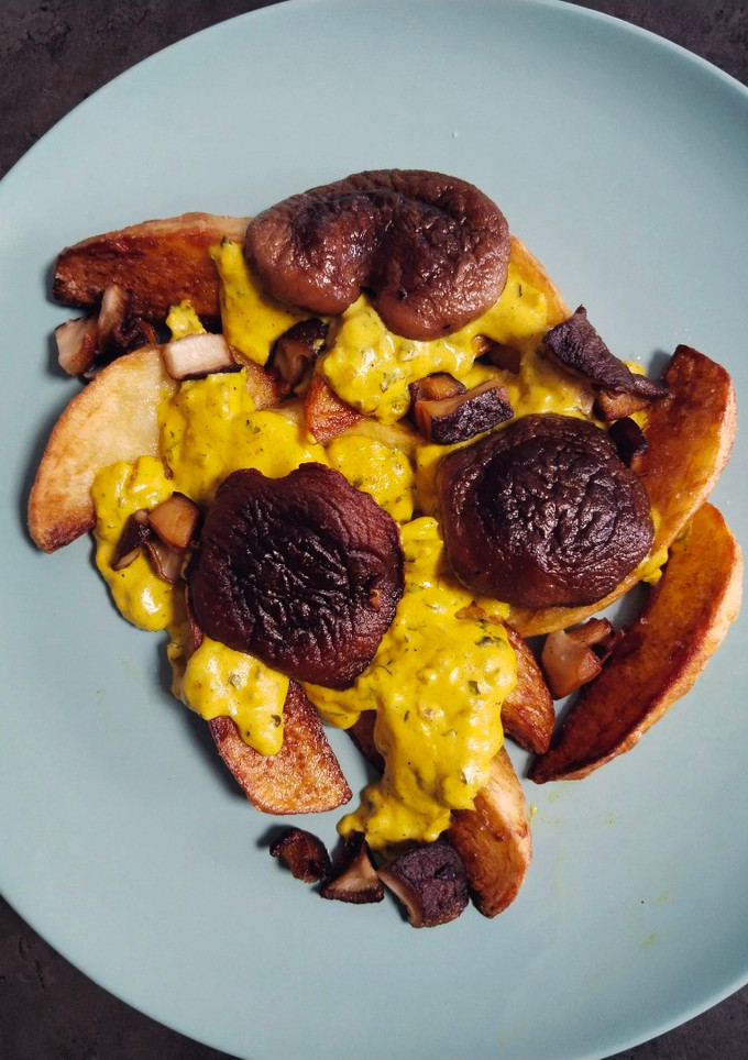 Una foto de Shiitake en salsa de cúrcuma