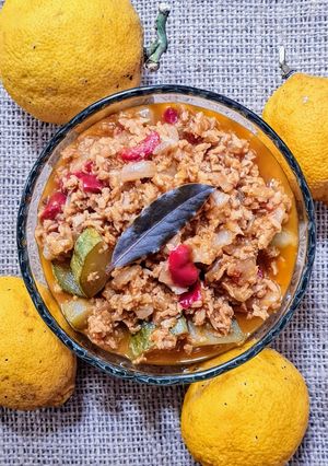 Una foto de ¿Legumbres? ¡Mejor con limón! 😀 🍋 Texturizado de soja con vegetales, regado con exprimido de limón 🍋