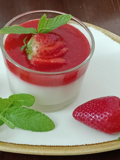 صورة لوصفة تحلية باناكوتا بالفراولة🍓panna cotta