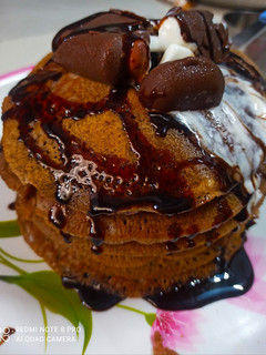 चॉकलेट पैन केक विद आइस क्रीम (Chocolate pancake with ice cream recipe in hindi) रेसिपी मुख्य फोटो