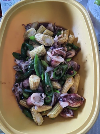 Cara Gampang Membikin Resep Cumi masak jagung muda saos tiram yang Uenak Anti Ribet, Bikin Ngiler