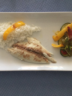 Una foto de Dorada de estero al horno con cama de verduras y arroz thai