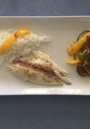 Una foto de Dorada de estero al horno con cama de verduras y arroz thai
