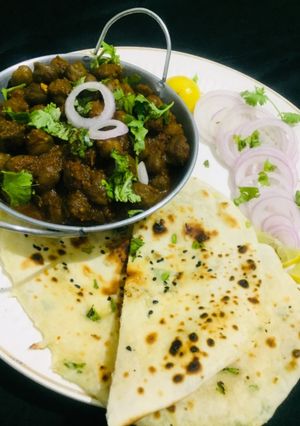 पंजाबी सूखे छोले विध गार्लिक नान (punjabi chole with garlic naan) रेसिपी मुख्य फोटो