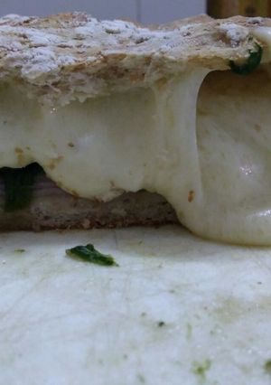 Una foto de Calzone de harina integral con espinaca y jamón