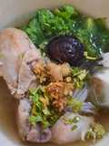 ก๋วยเตี๋ยวไก่ตุ๋นเห็ดหอม