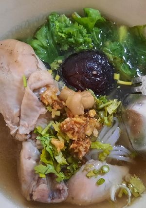 รูปของ ก๋วยเตี๋ยวไก่ตุ๋นเห็ดหอม