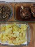 Codillo asado con patatas fritas y setas