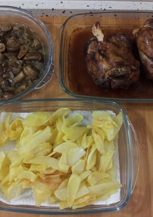 Una foto de Codillo asado con patatas fritas y setas