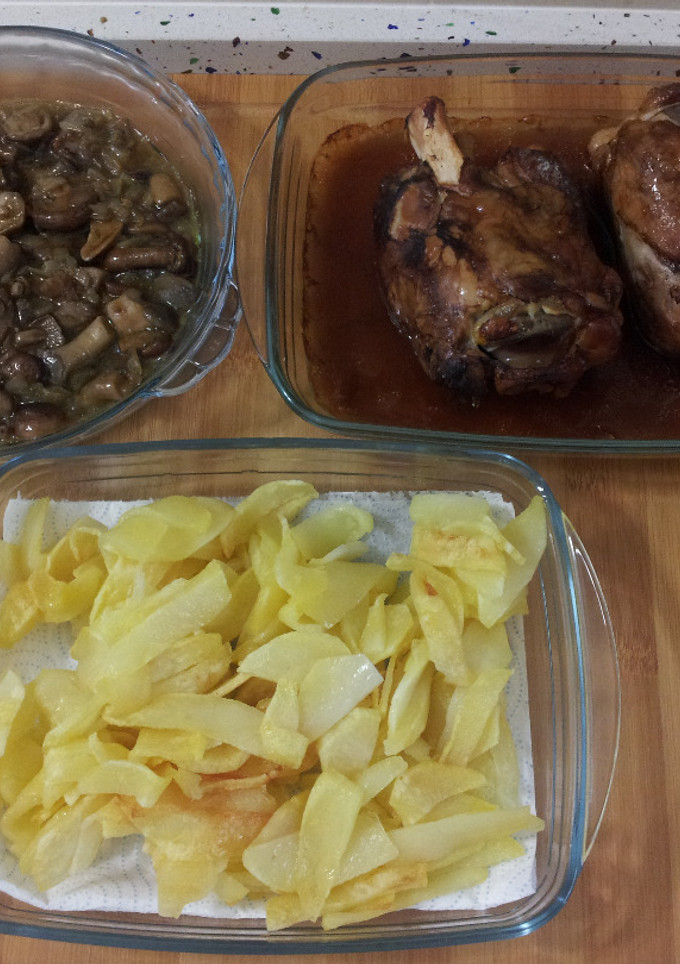 Una foto de Codillo asado con patatas fritas y setas