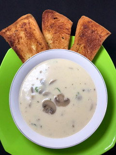 Foto resep Sup Krim Jamur [Bonus: Resep garlic bread Roti Tawar]