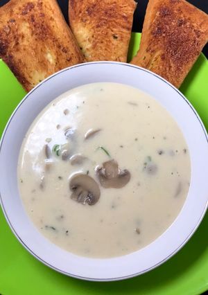Foto resep Sup Krim Jamur [Bonus: Resep garlic bread Roti Tawar]