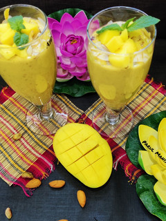 ओट्स चिया मैंगो स्मूदी(oats chia Mango smoothie recipe in Hindi) रेसिपी मुख्य फोटो