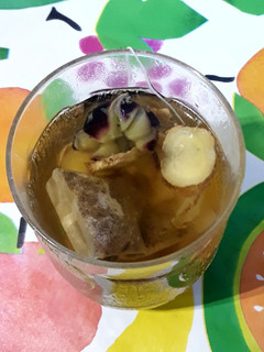 Una foto de Infusión de manzanilla con anís, jengibre y arándanos