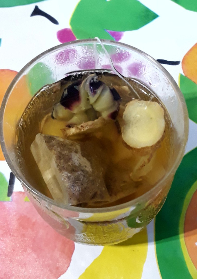 Una foto de Infusión de manzanilla con anís, jengibre y arándanos
