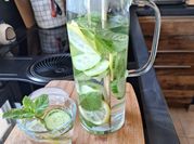 Une photo de boisson citron et menthe