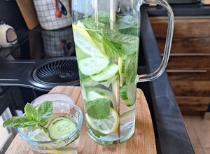 Une photo de Boisson aromatisée au citron, menthe et concombre