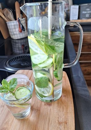 Une photo de Boisson aromatisée au citron, menthe et concombre