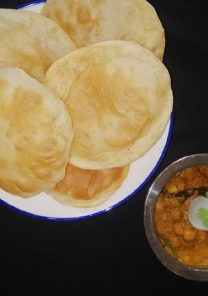 ભટુરે (Bhature Recipe In Gujarati) રેસીપી મુખ્ય ફોટો