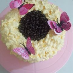 A picture of Sunflower 🌻 theme cake.