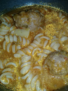 Una foto de Guiso de fideos con Albóndigas
