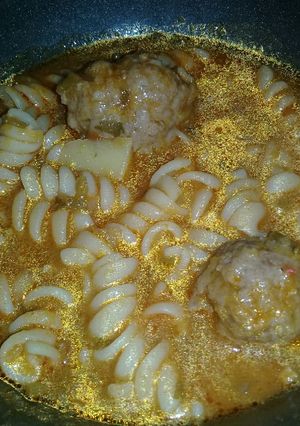 Una foto de Guiso de fideos con Albóndigas