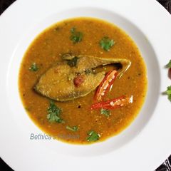 A picture of Ilish Macher Tomato Shorshe Jhaal (Fish in Tomato Mustard Gravy - Bengali Style).