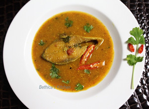 A picture of Ilish Macher Tomato Shorshe Jhaal (Fish in Tomato Mustard Gravy - Bengali Style).