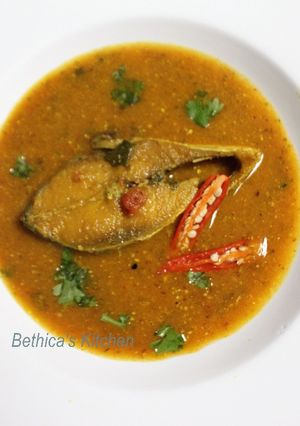 A picture of Ilish Macher Tomato Shorshe Jhaal (Fish in Tomato Mustard Gravy - Bengali Style).