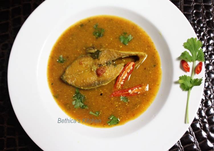 Ilish Macher Tomato Shorshe Jhaal (Fish in Tomato Mustard Gravy - Bengali Style)