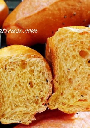 Hình của món Bánh mì Việt Nam với thanh long.