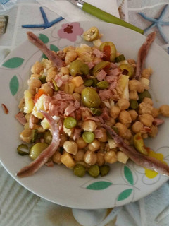 Una foto de Ensalada de garbanzos