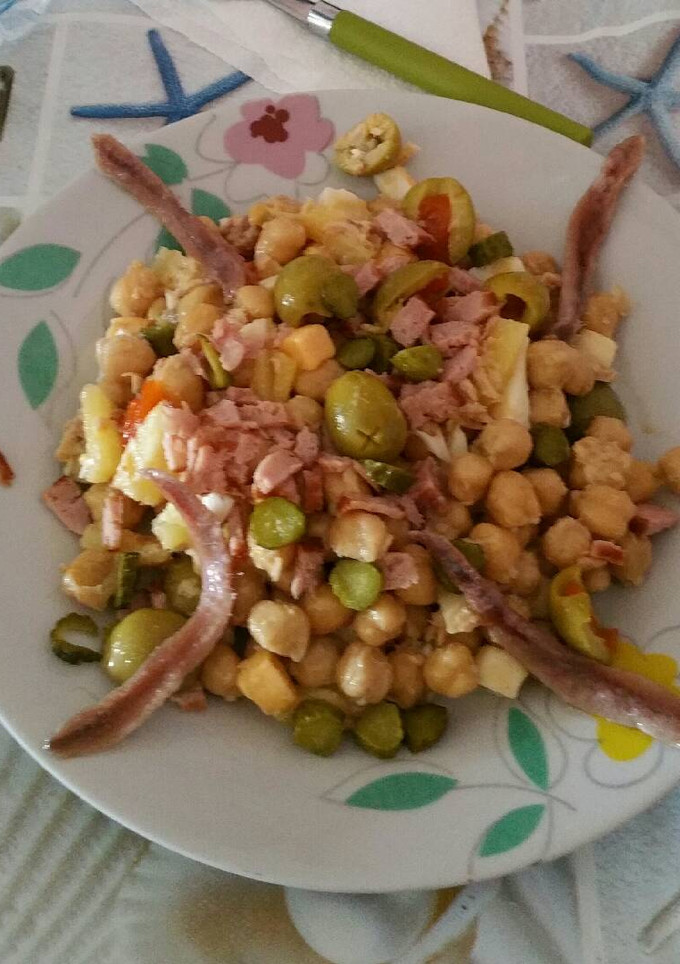 Una foto de Ensalada de garbanzos