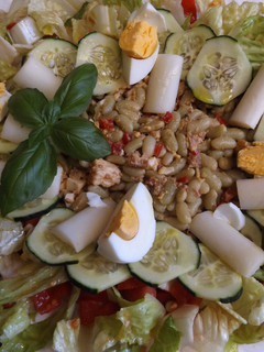 Una foto de Ensalada de verdinas con vinagreta de pimiento rojo y atún