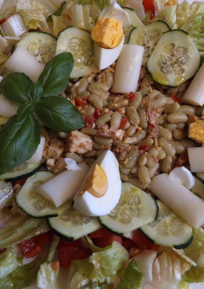 Una foto de Ensalada de verdinas con vinagreta de pimiento rojo y atún