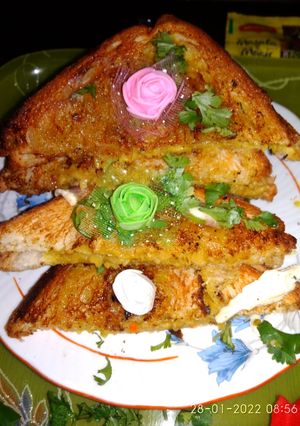 मैगी स्टफ्ड सैंडविच (maggi stuffed sandwich recipe in Hindi) रेसिपी मुख्य फोटो