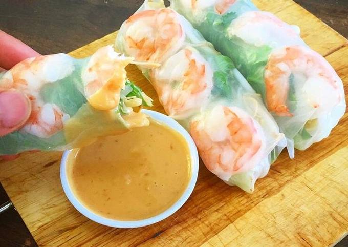 Prawn Vietnamese rice paper roll and peanut chilli dipping sauce
