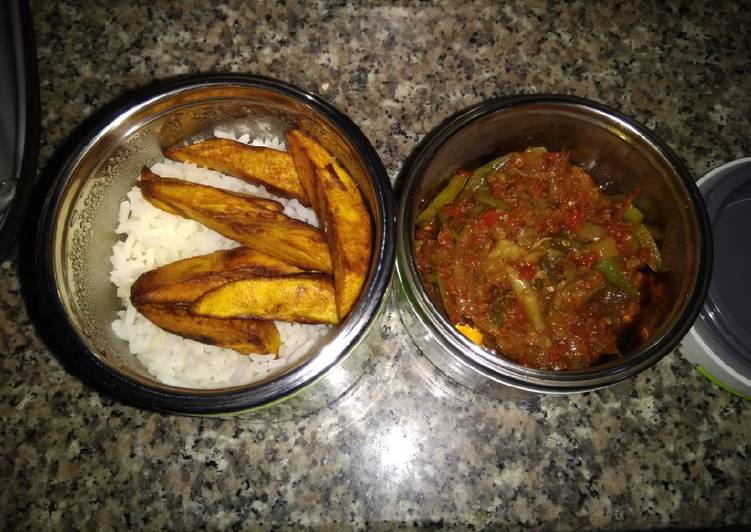 Simple Way to Prepare Perfect Rice, plantain and snail sauce
