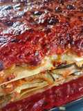 Lasaña de pisto con bonito, huevo y tomate