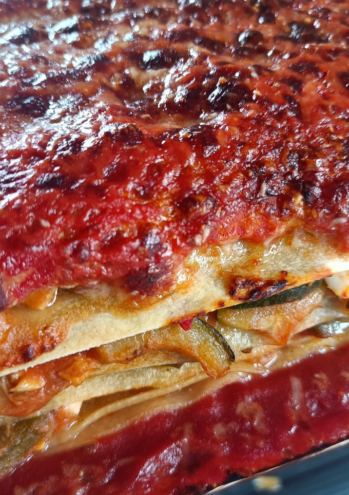Una foto de Lasaña de pisto con bonito, huevo y tomate