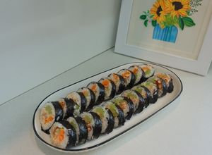 Hình của món Cơm cuộn cá hồi mayo.